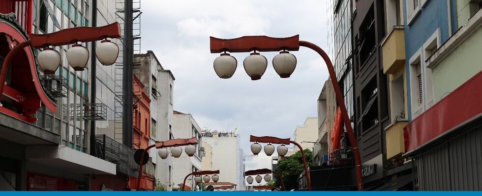 Arcos que decoram as ruas do bairro da Liberdade, em São Paulo.