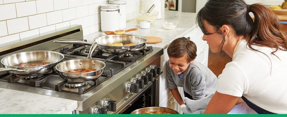 Mãe e filho salvando receita que deu errado