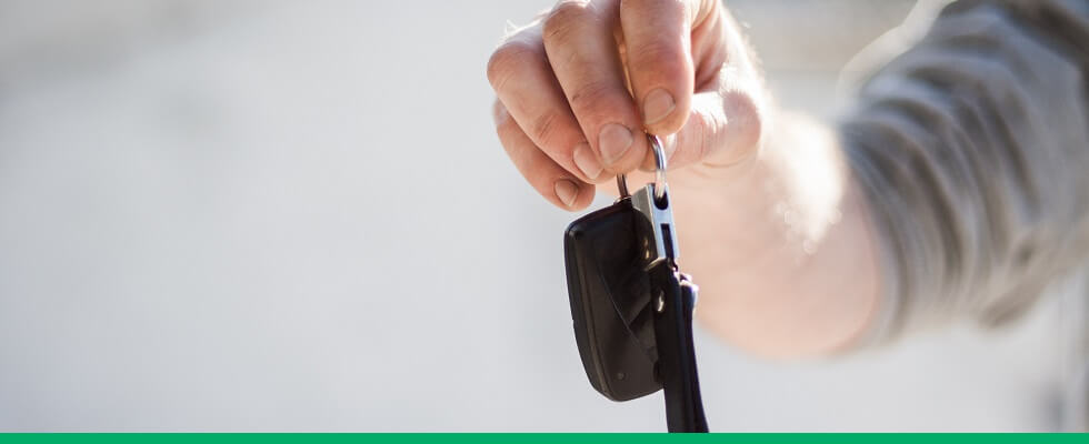 Homem com chaves depois de comprar um carro