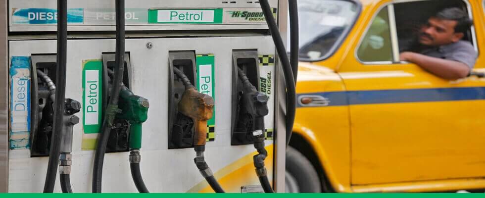 Bombas em abastecimento em posto de combustível