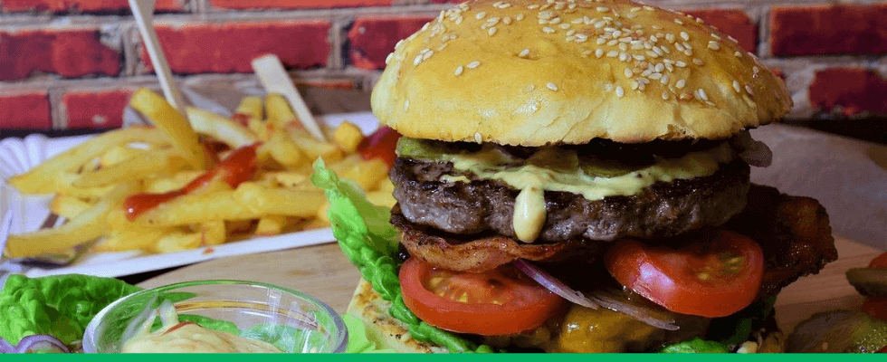 Hambúrguer, conhecido como uma comida com origem dos Estados Unidos