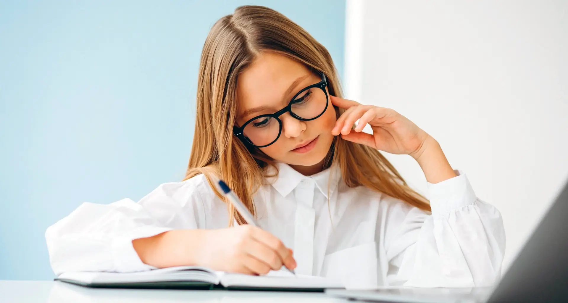 Menina estudando em seu cantinho