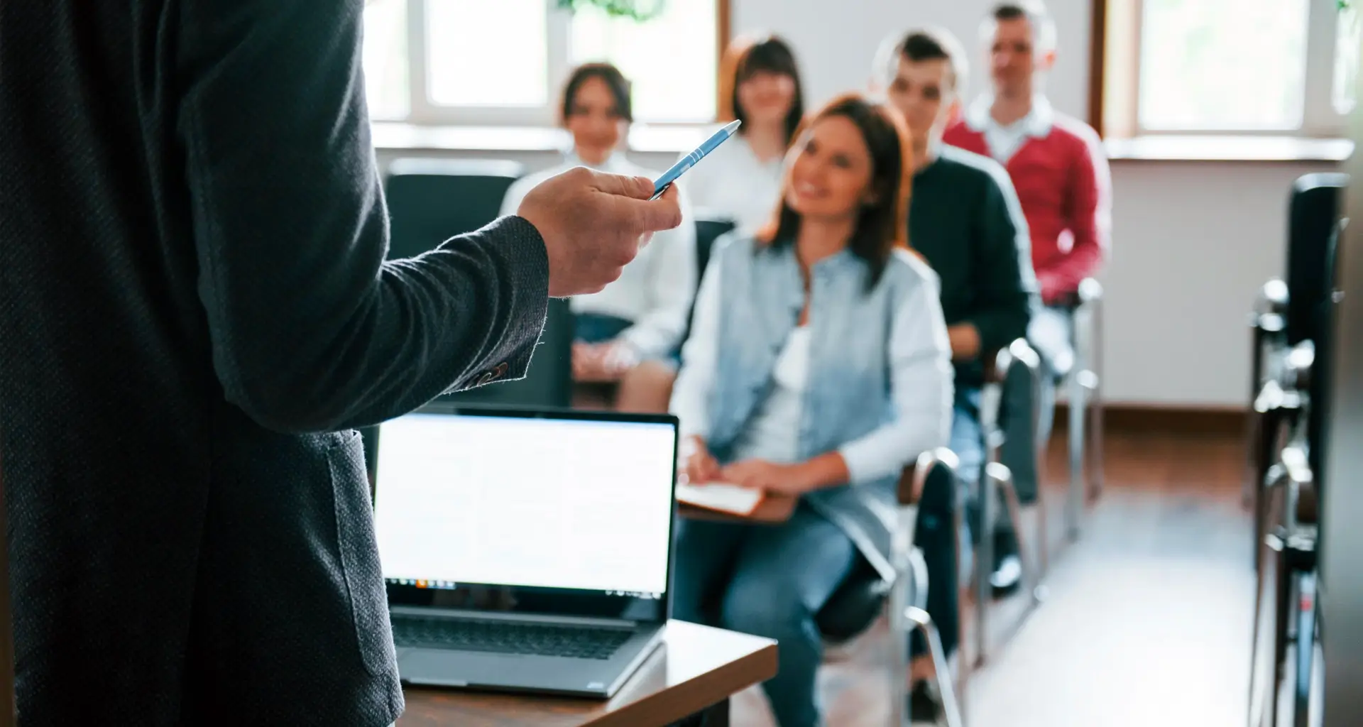 Alunos buscando capacitação profissional em Sala de Aula